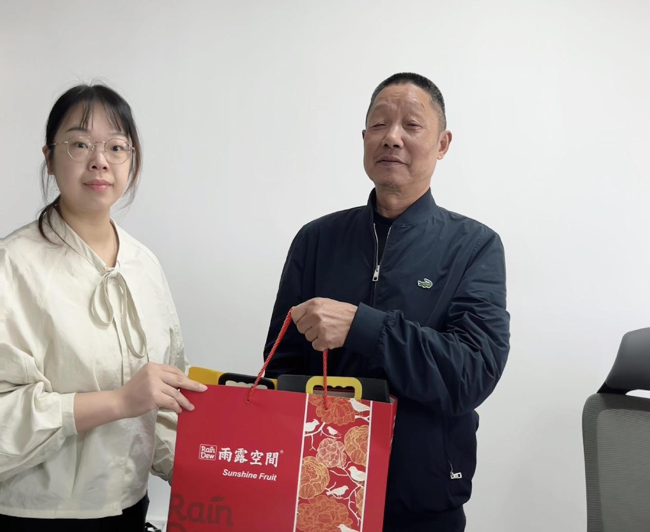 心系桑榆 情暖重阳 —2026世界杯工会开展重阳节走访慰问活动 心系桑榆 情暖重阳 —2026世界杯工会开展重阳节走访慰问活动